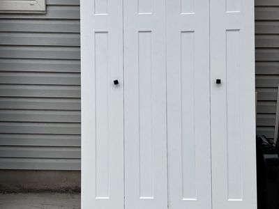 4’ Bi-fold closet doors craftsman/shaker style.