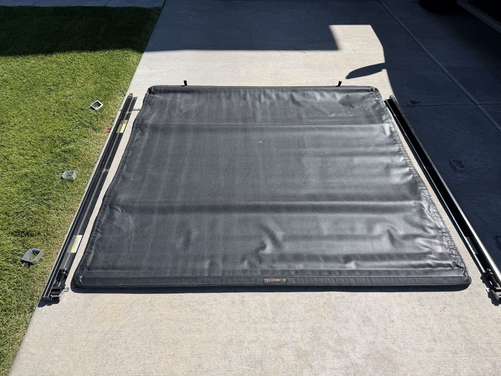 TruXport Tonneau Cover 5’ 7” Bed
