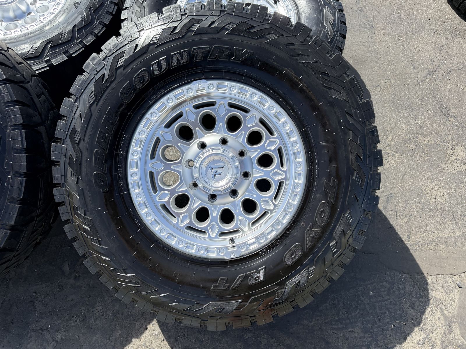 18" Fittipaldi 8 Lug 8x170 Ford 37x12.50R18 Toyo