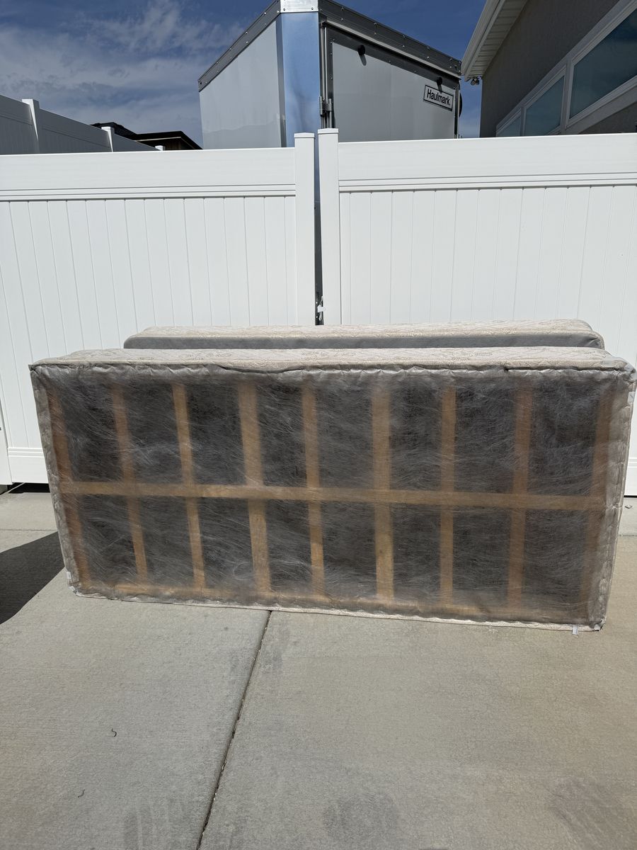 2 twin Boxspring mattresses