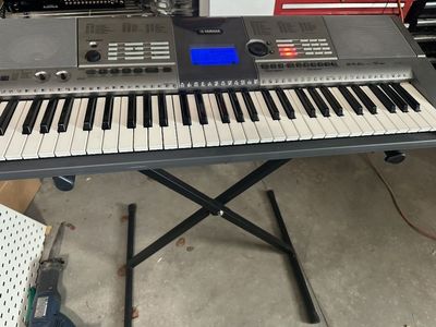 Yamaha YPT400 Keyboard With Stand