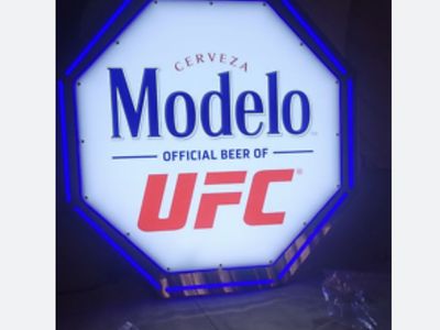 Modelo UFC light up neon sign