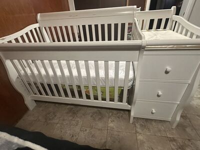 2 In 1 Crib WIth drawers And Changing Table