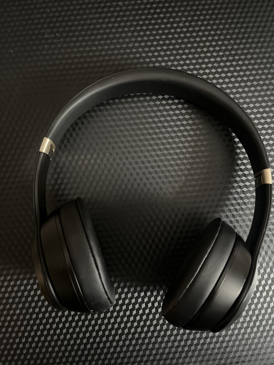 Beats Solo4 Wireless On-Ear Headphones - Black, Excellent Condition