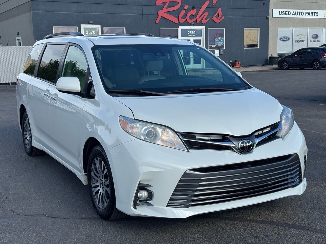 2020 TOYOTA SIENNA XLE 8-Passenger