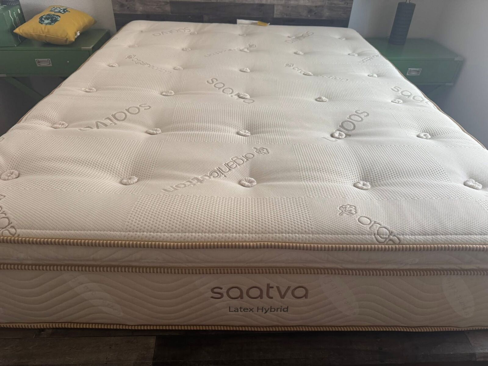 Saatva Latex Hybrid Mattress, Queen, Like New, Excellent Condition