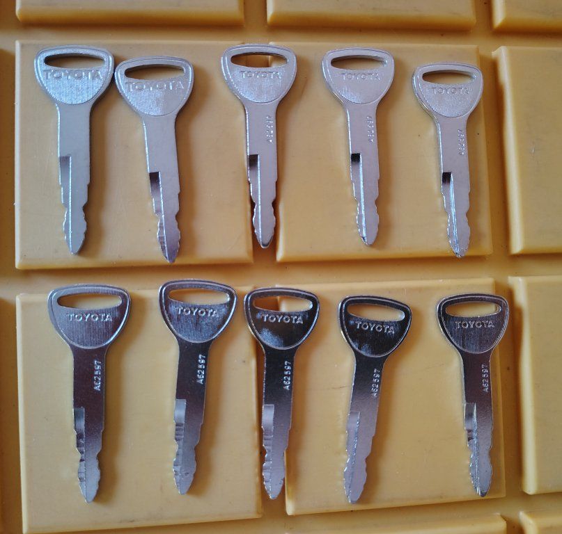 10 Toyota forklift keys.