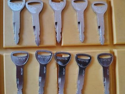 10 Toyota forklift keys.