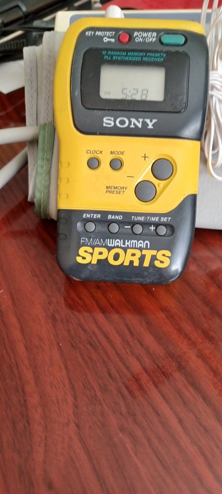 Sony Am/Fm pocket radio Walkman . Free battery.