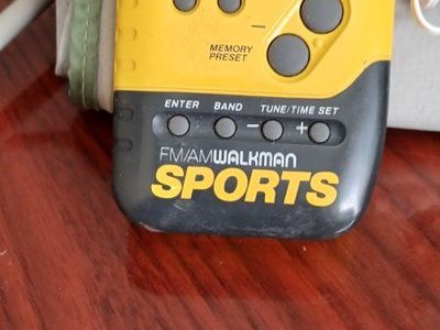 Sony Am/Fm pocket radio Walkman . Free battery.
