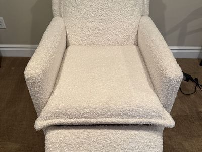 Cloud/Sheep Automatic Recliner & Rocker with Charging Outlet
