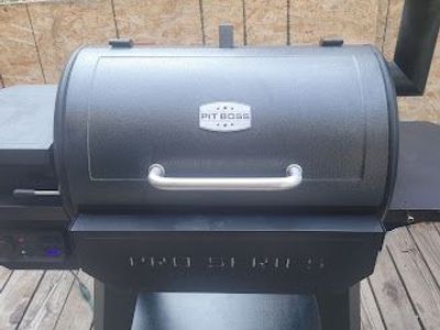 Pit Boss Pro Series 850 Pellet Grill + Cover — Excellent Condition