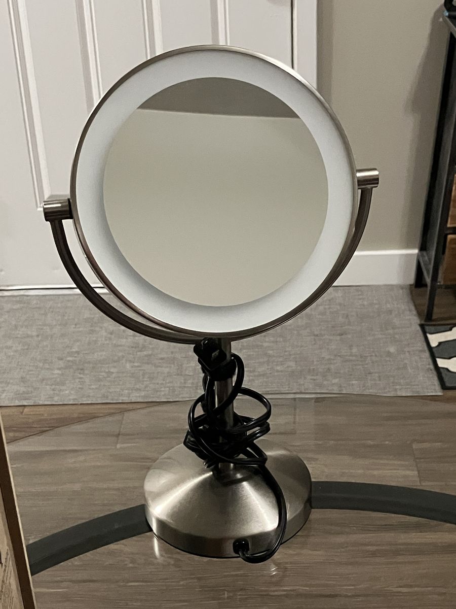 Magnifying Makeup Vanity  Mirror w/ Lights