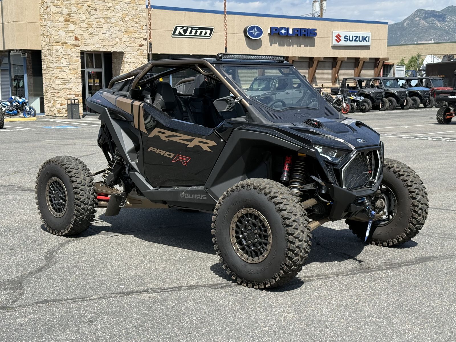 2025 POLARIS RZR Pro R Ultimate Black Crystal / Sh