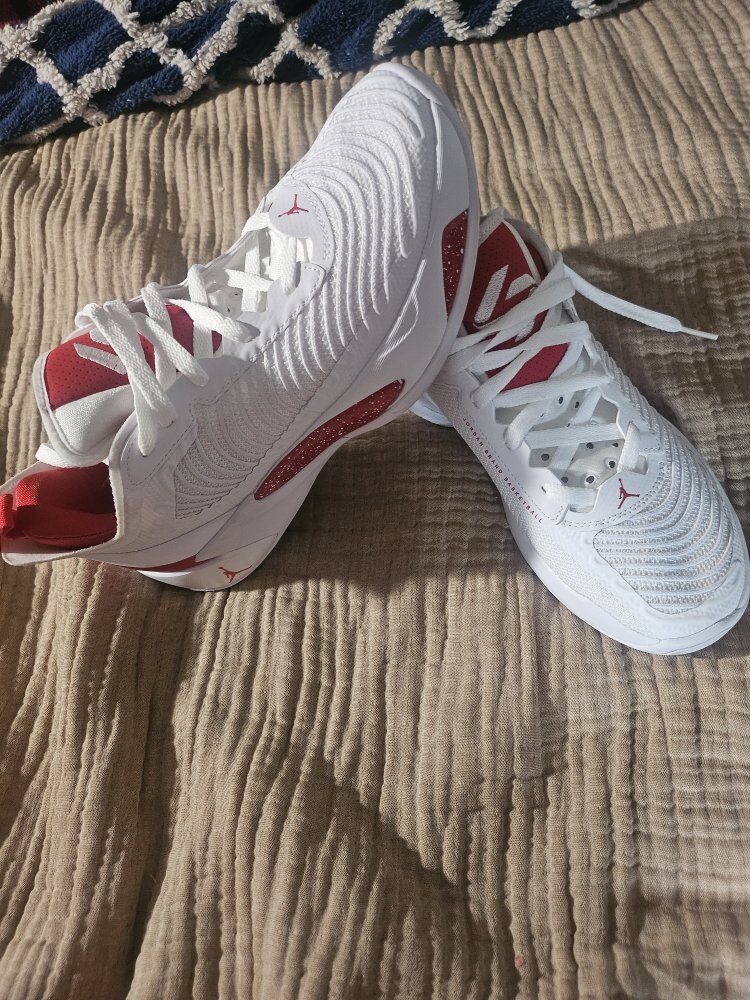 new Jordan's sz 7.5 men