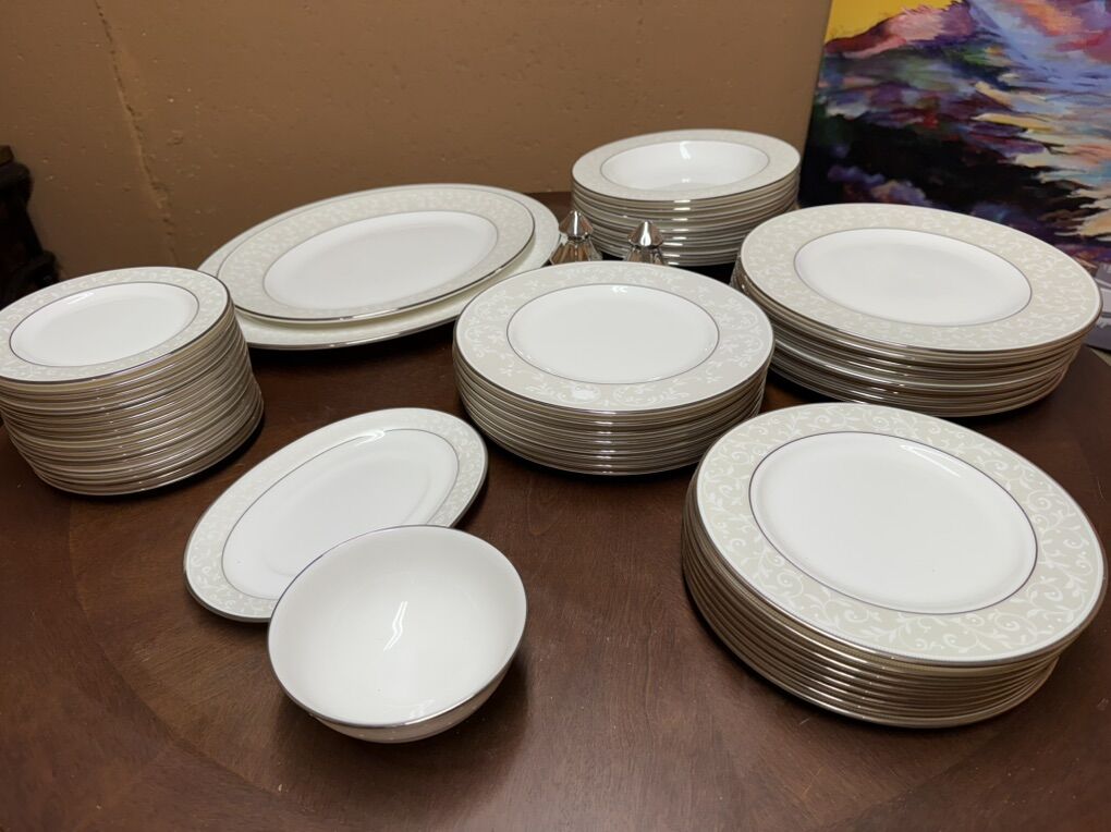 8 Person Lenox Opal Innocence Set