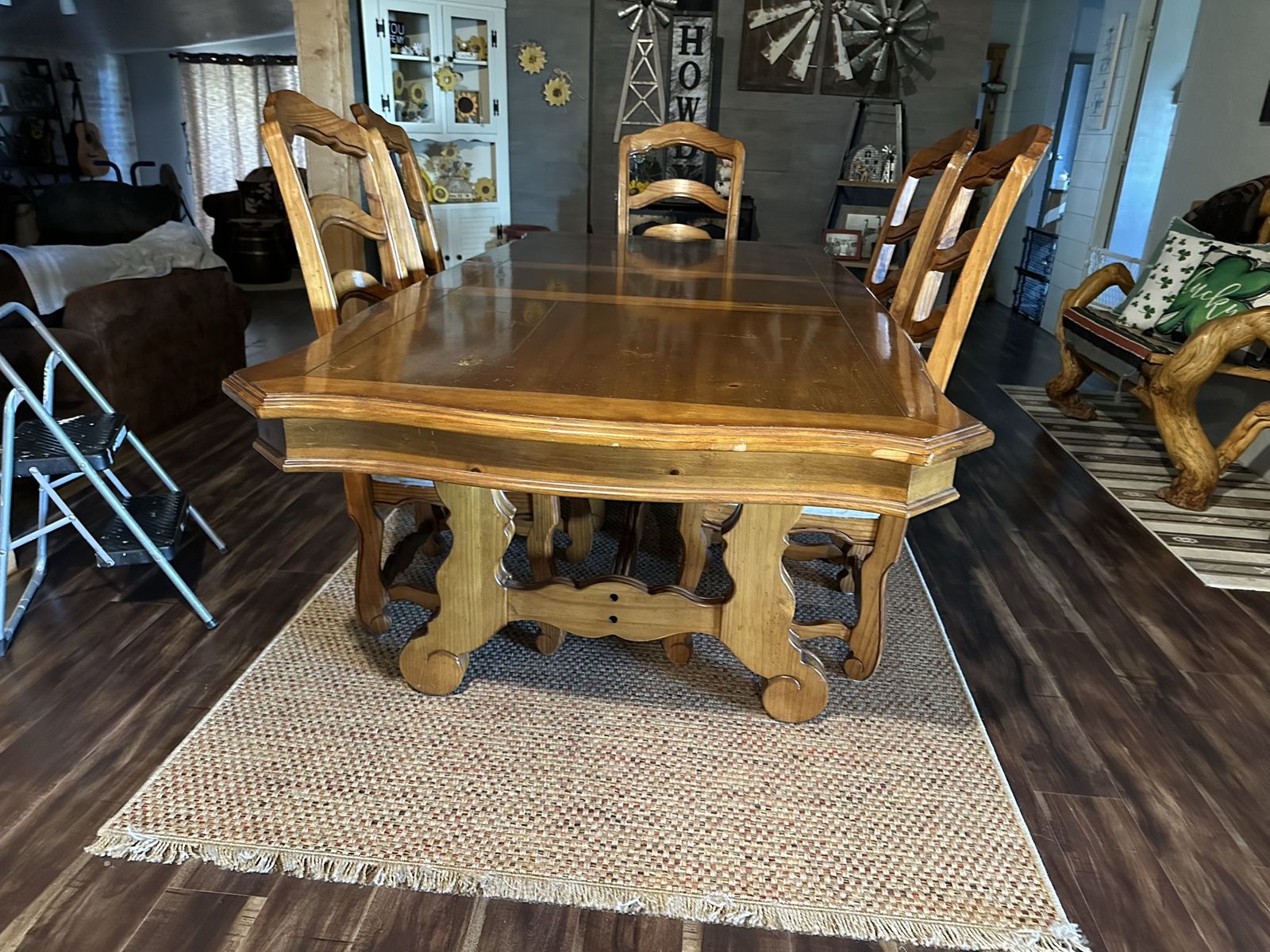 Kitchen Table And 6 Chairs