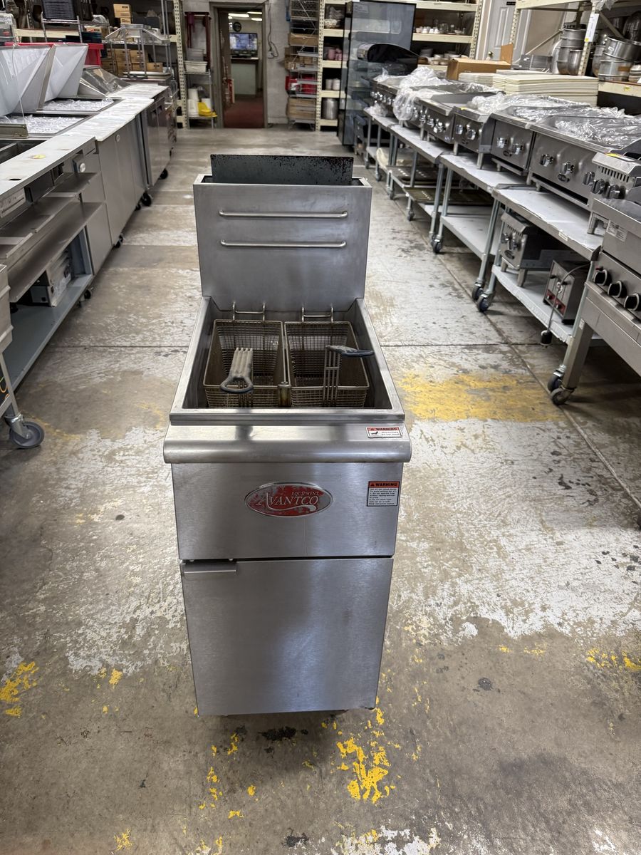 AVANTCO Natural Gas 40 lb. Commercial Deep Fryer - Great Working Condition