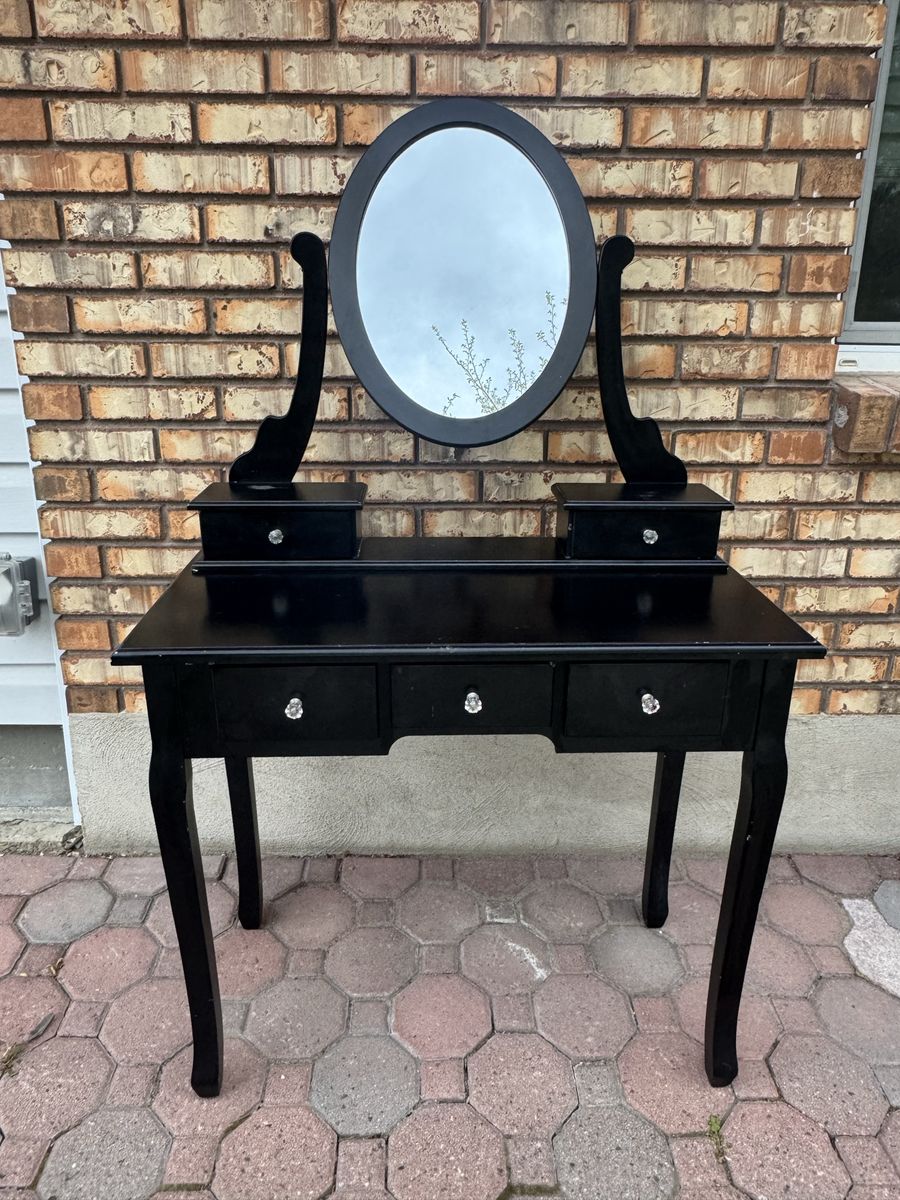 Kids Makeup Vanity