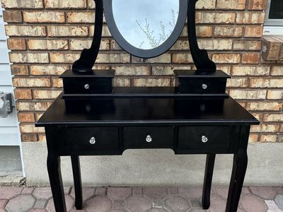Kids Makeup Vanity