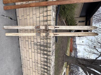 Antique pair of wooden skis w bindings - great wall hanger, decoration, cabin decor Vintage skiing