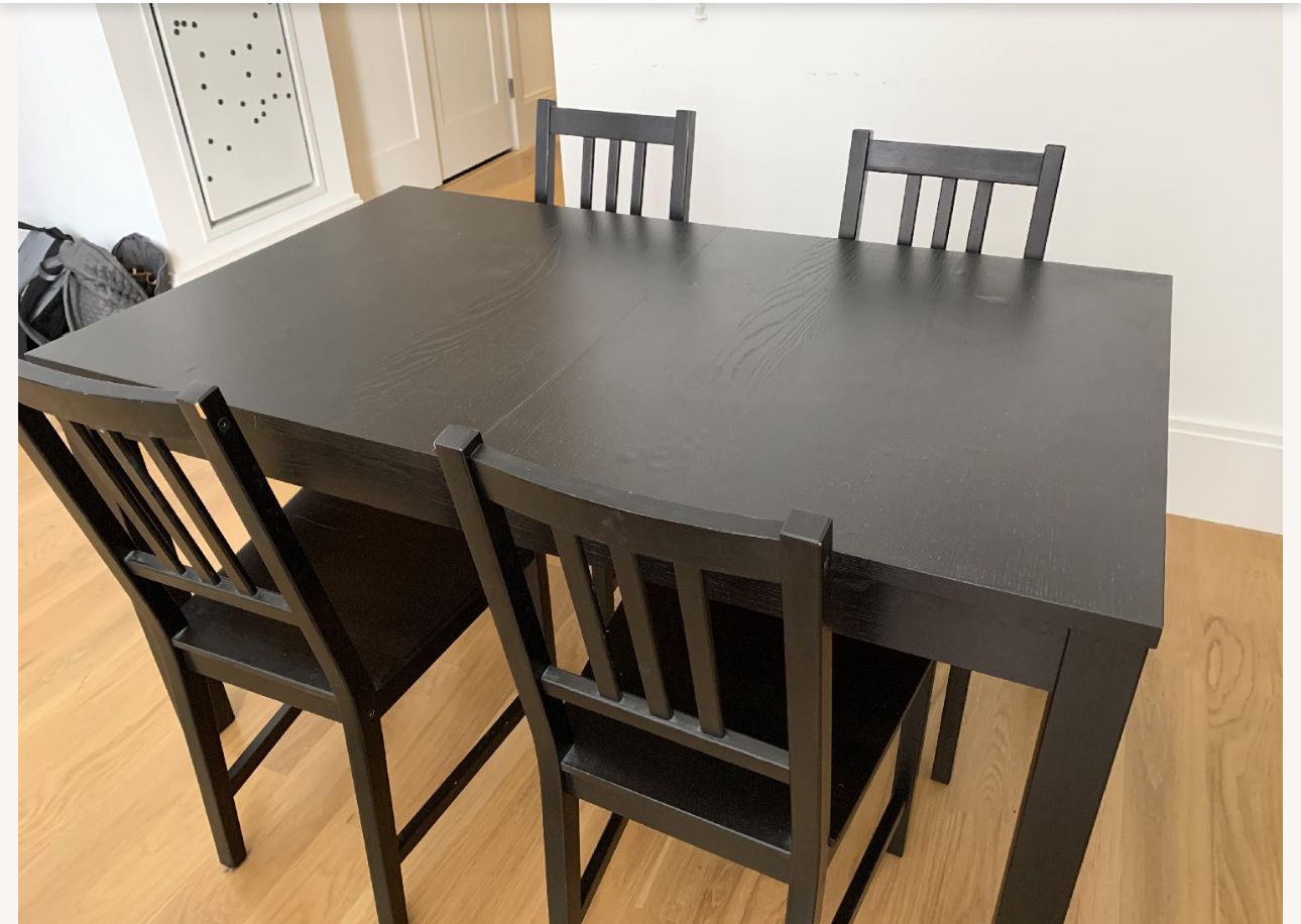 Dining Table and Chairs. Table has 2 leaves can extend