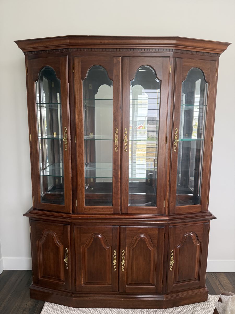 China/Curio Cabinet/Hutch