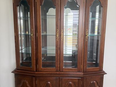 China/Curio Cabinet/Hutch