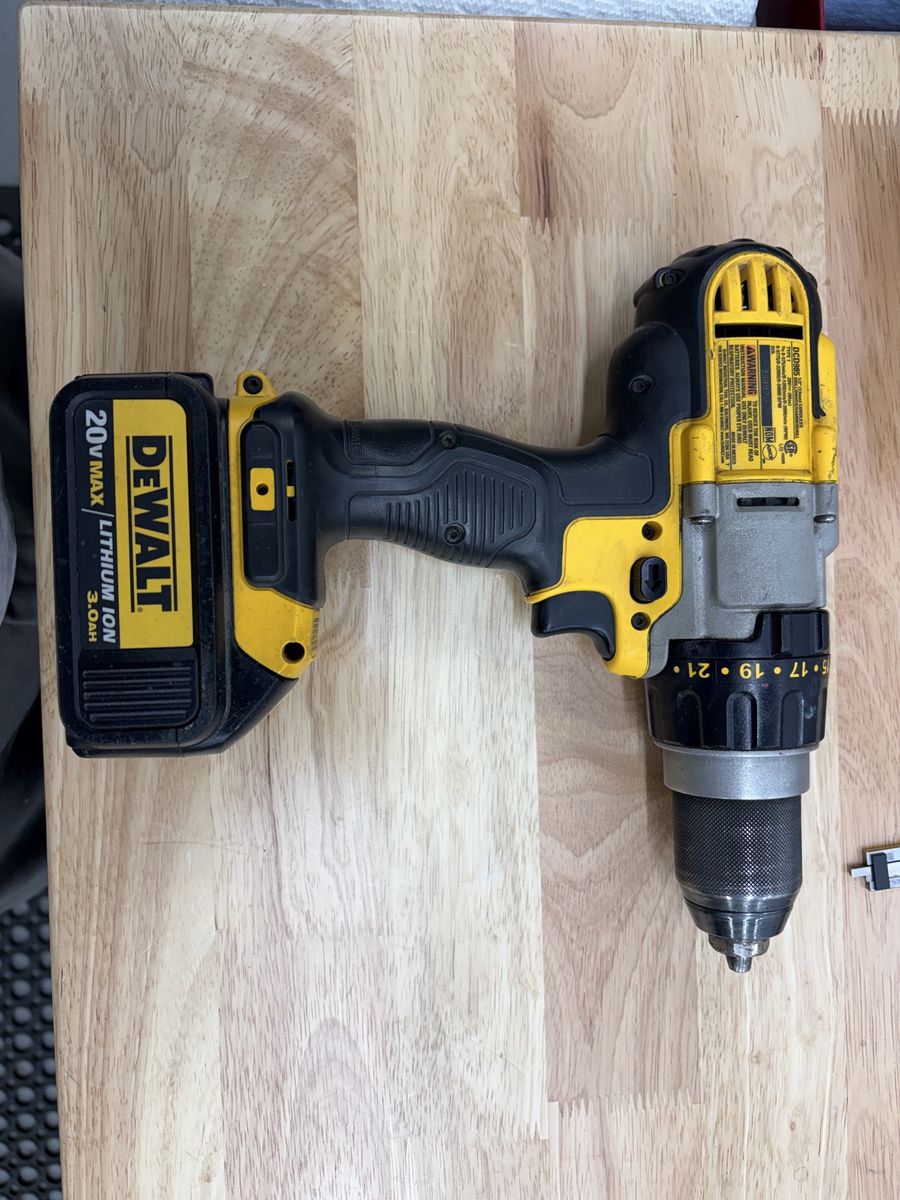 DeWalt DC985 20V MAX 1/2" Cordless Hammer Drill/Driver, 3 speed transmission with 3.0Ah OEM battery