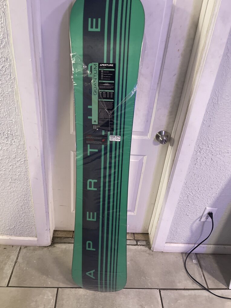 NEW QUANTUM APERTURE 159CM SNOWBORD