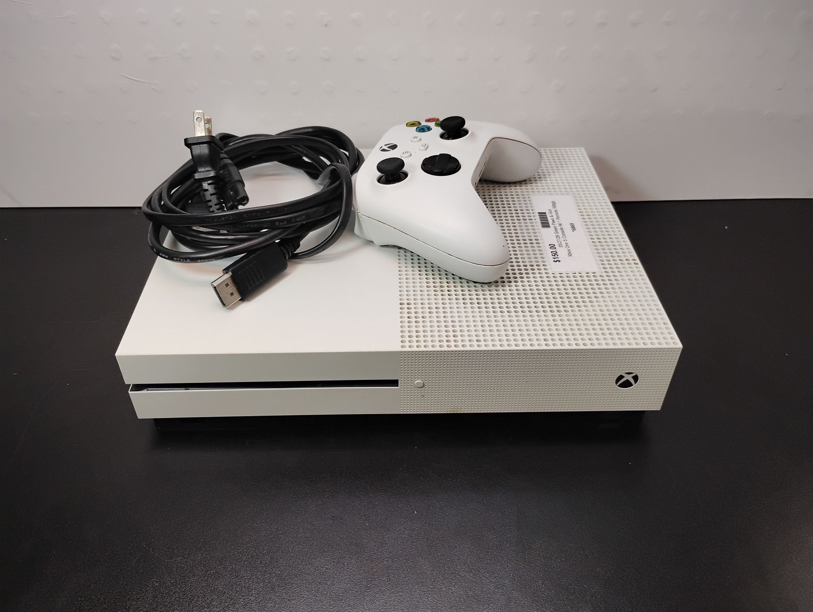 XBOX One S (1681) With One Controller