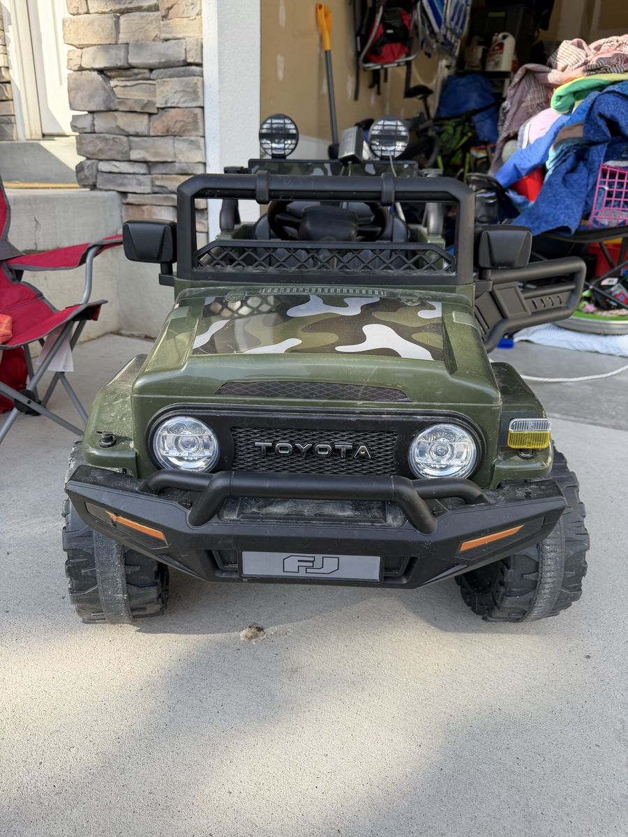 Toyota FJ Cruiser 12V Ride-On Toy Car - Green Camo with Lights & Sounds