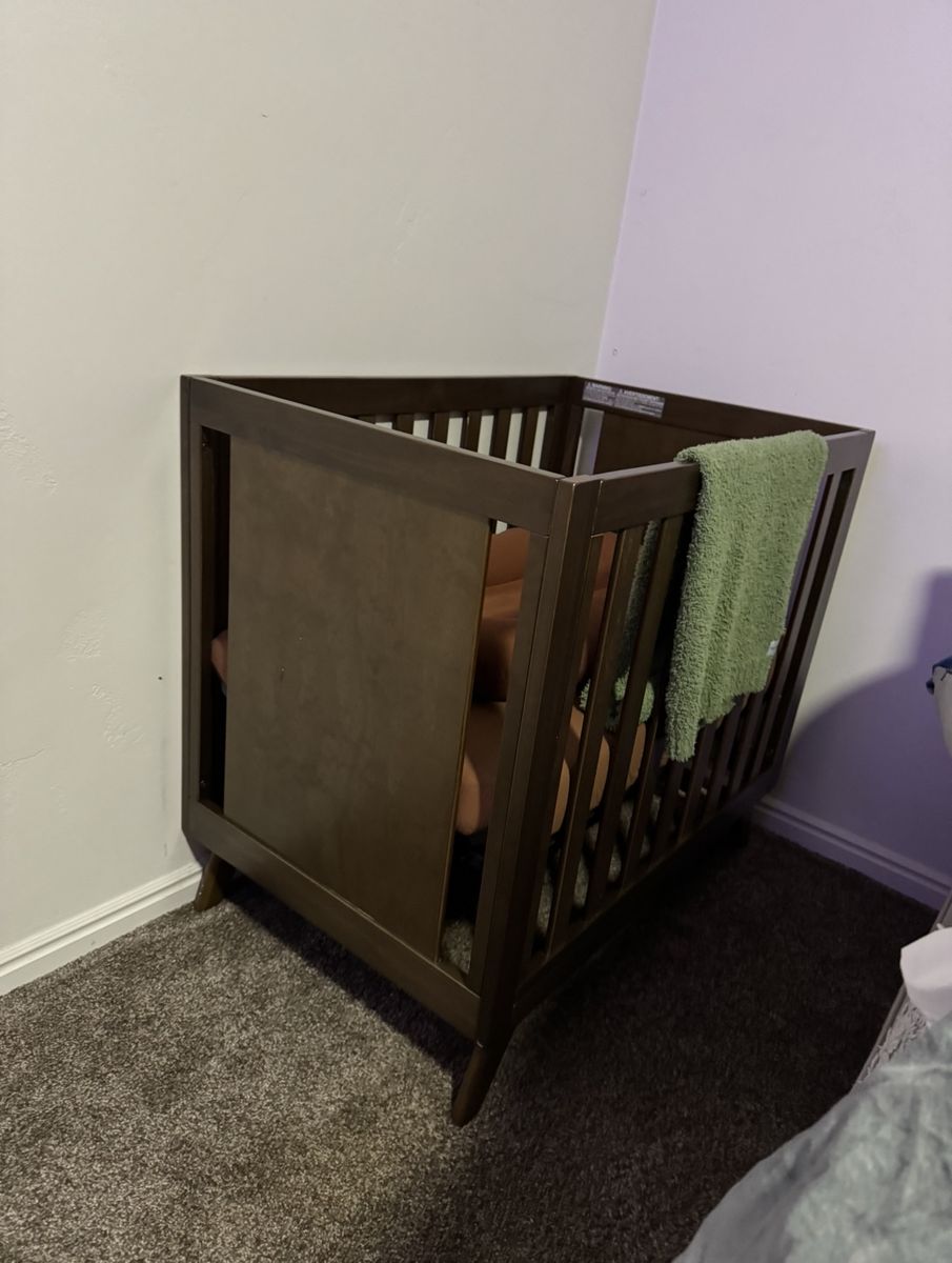 DaVinci baby mini crib 
