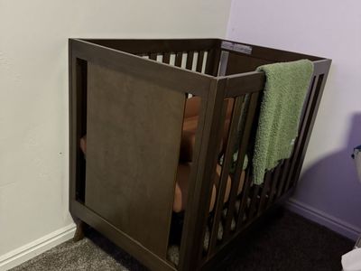 DaVinci baby mini crib