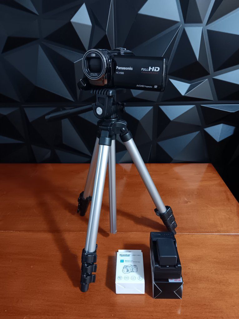 Panasonic HC-V500 Full HD camcorder in black./ 2 Batteries, Charger,Tripod, & Carring Case included. Tested. Excellent Conditio