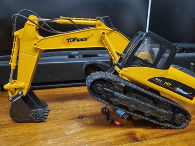 TopRace Remote Control Excavator Large Scale 1:14, TR211 Like New w/ two Battery Packs
