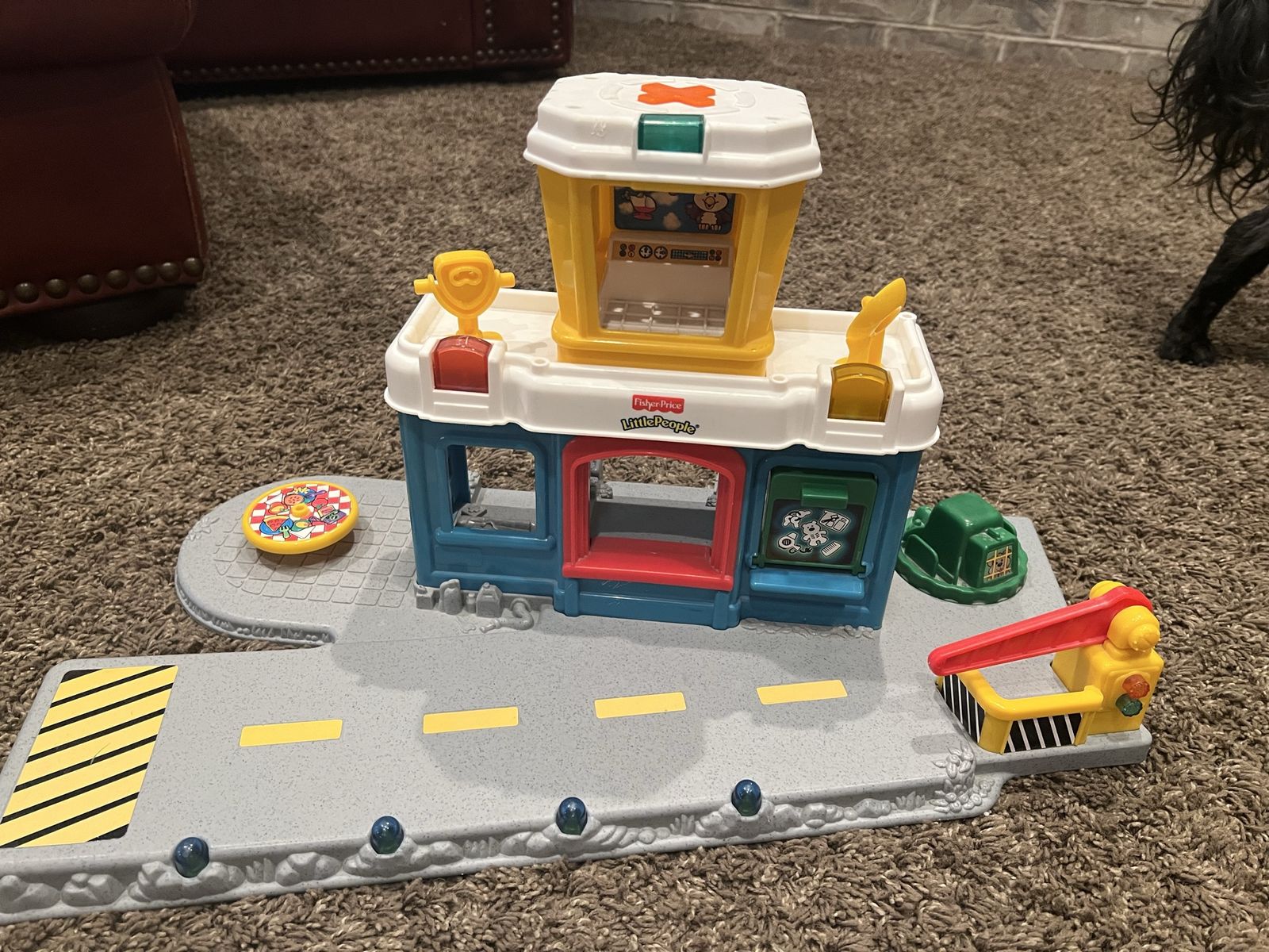 Fisher Price Little People 2001 Airport.  Great condition. No accessories included.