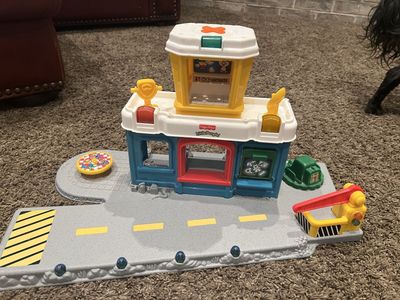 Fisher Price Little People 2001 Airport. Great condition. No accessories included.