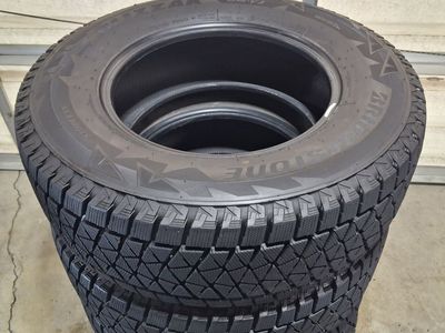 Bridgestone Blizzak DM-V2 Snow Tires 235 70R 16