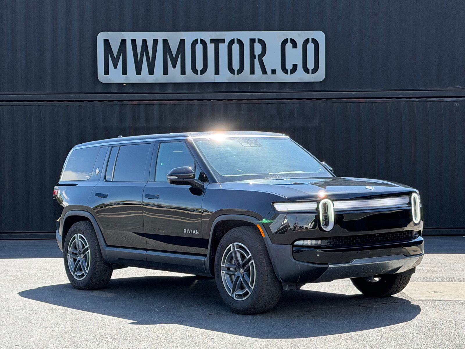 2025 Rivian R1S Adventure