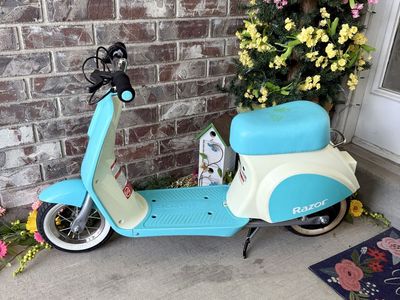 Razor Pocket Mod Petite 12v Vespa Style Scooter