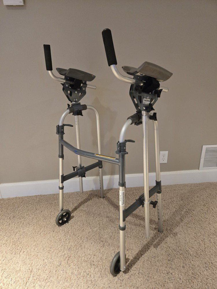 Aluminum walker with arm rests