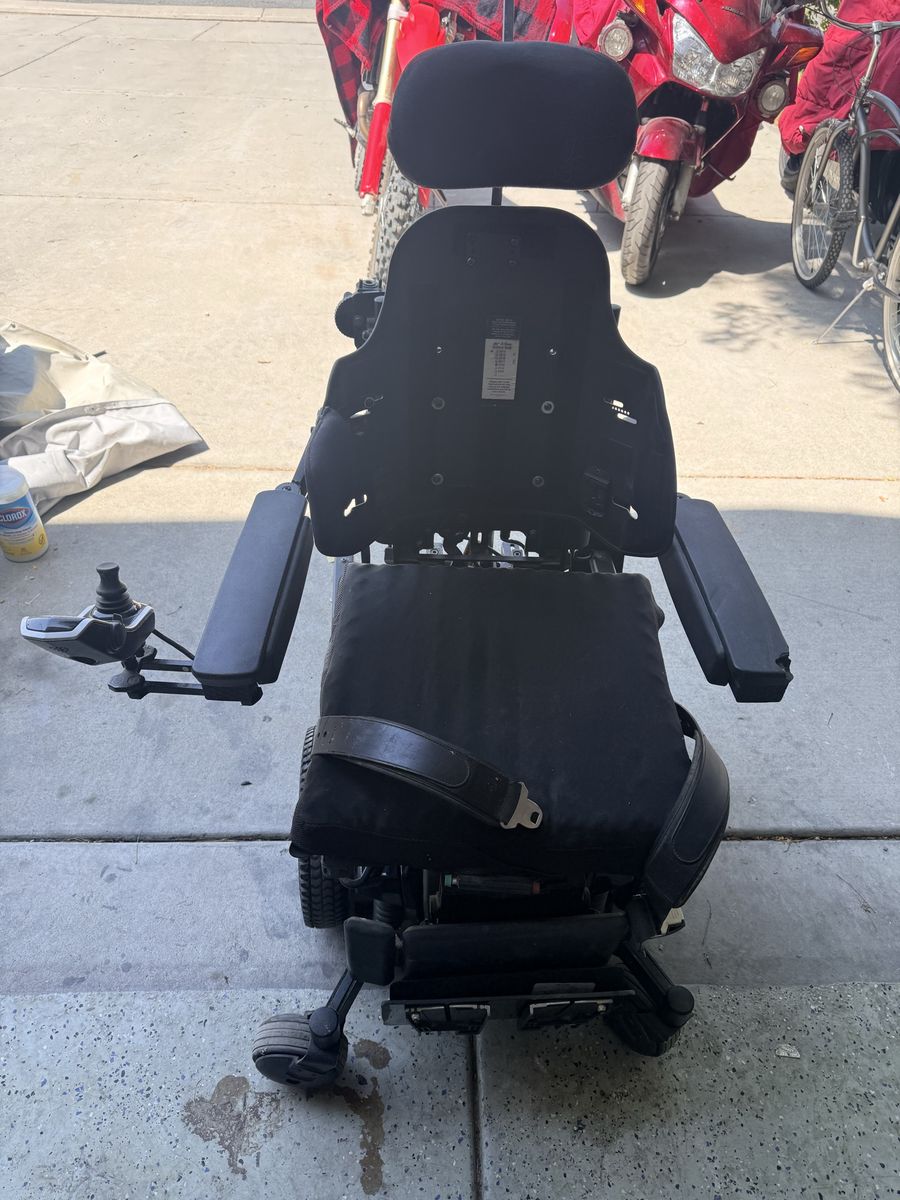 Quantum Wheelchair, needs batteries and back pad.