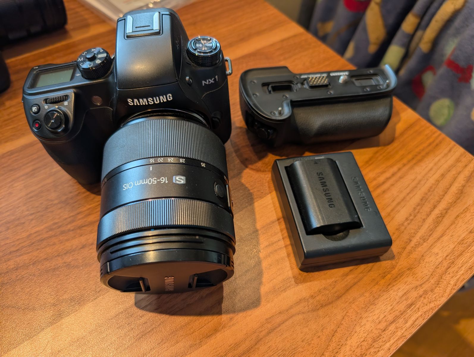 Samsung NX1 Mirrorless Camera 16-50mm OIS Lens, Battery Grip, Charger - Used Excellent