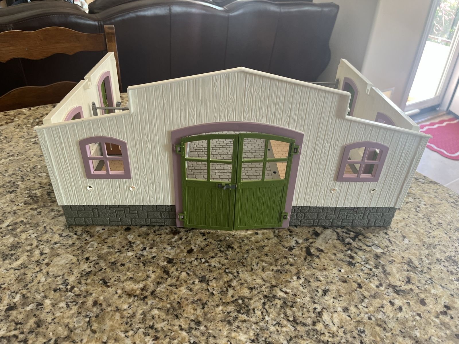 Schleich horse stable 4210345 as is no roof.