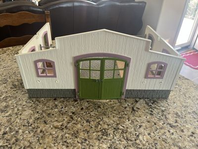 Schleich horse stable 4210345 as is no roof.