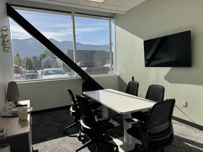 Hourly Meeting Rooms with Reception & Lounge Access