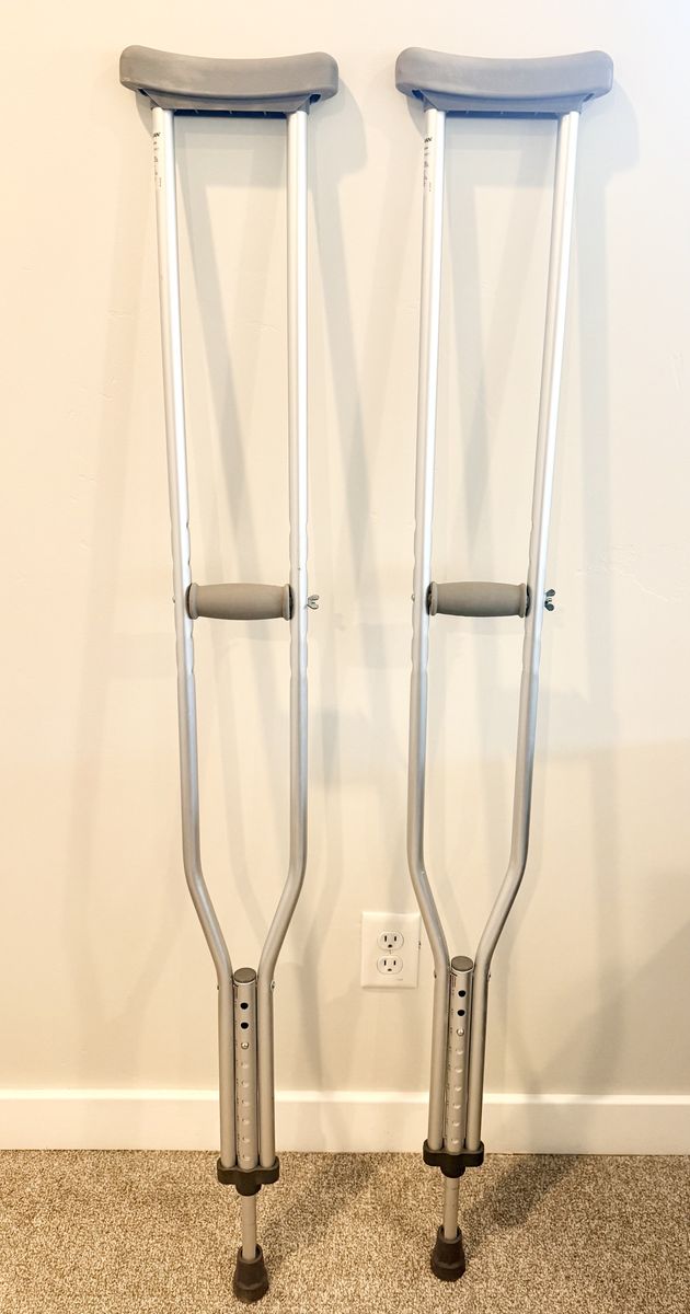 Adjustable Aluminum Crutches – Like New Condition