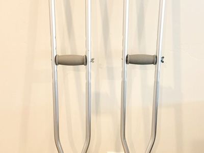 Adjustable Aluminum Crutches – Like New Condition