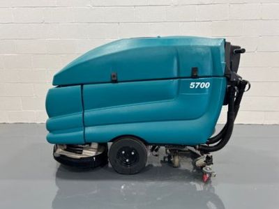 TENNANT FLOOR SCRUBBER 36 INCH SCRUB PATH BATTERY POWERED 36 VOLT TENNANT 5700
